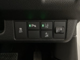 ハンドルの右側にはヘットライトリベライザーとHondaセンシング用のメインスイッチがついています。ヘッドライトリベライザーは道路状況や積荷の加重に応じてライトの高さを調節できます。