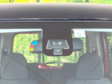 【エマージェンシーブレーキ】走行中に前方の車両等を認識し、衝突しそうな時は警報とブレーキで衝突回避と被害軽減をアシスト。より安全にドライブをお楽しみいただけます。
