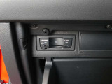 ETCユニットがグローブBOX内に収まっています。