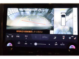 車両を真上から見たような映像をディスプレイオーディオ画面に表示、運転席からの目線だけでは見えにくい車両周辺の状況をリアルタイムで画面に映ります。