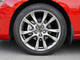 タイヤサイズは「225/45R19」純正19インチホイールを装備しています。大迫力です!