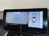 パノラミックビューモニターを装備。駐車場や交差点でクルマを真上から見るように周囲を確認できます。機能の詳細は販売店スタッフまでおたずねください。