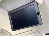 【フリップダウンモニター】大画面モニターで後席でもエンタメをお楽しみいただけます。小さなお子様にも大人気の装備です♪