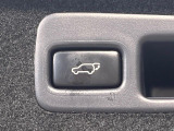 【パワーバックドア】スマートキーや運転席のボタンを押すだけでリアゲートが自動で開閉します!荷物を持っている時や、高い位置にあるバックドアを閉める際に便利な機能です♪