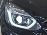 【LEDヘッドライト】省電力で、明るく遠くまで照らし、夜道や雨天などの走行の際、安心感を高めます。オートライト機構で周囲の明るさを感知し、自動で点灯、消灯します。