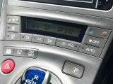 【オートエアコン】一度お好みの温度に設定すれば、車内の温度を検知し風量や温度を自動で調整。暑い&hellip;寒い&hellip;と何度もスイッチ操作をする必要はありません。快適な車内空間には必須の機能ですね♪