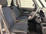 ゆったりと座れる運転席シートですのでストレスなく運転が出来ますよ!