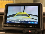 リバースギアに入れるだけで後方の表示へ切り替わります。夜間や雨の日の駐車も楽になりますよ。