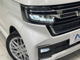 【LEDヘッドライト】悪天候や夜間走行時も良好な視界を確保し安心して運転できる高輝度LEDヘッドライトを装備!点灯速度が早く、消費電力も抑えられています。