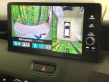 【マルチビューカメラシステム】専用のカメラにより、上から見下ろしたような視点で360度クルマの周囲を確認することができます☆死角部分も確認しやすく、狭い場所での切り返しや駐車もスムーズに行えます。