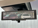 【インテリジェントルームミラー】はリアカメラが車両後方を映し出すので、いつでもクリアな後方視界を確保!夜間や悪天候の運転でも安心です♪