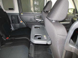 車内での休憩時などに軽食や飲み物を置けるシートバックテーブル。