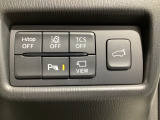 運転席脇のクラスタースイッチ部分にはカメラ切り替えスイッチ、パーキングセンサーその他走行系スイッチを集中配置しております。