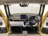 【前方視界】開放的な前方視界!運転がしやすく疲れにくいです♪窓が大きく、見通しがとっても良いおクルマですよ♪