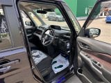 【運転席】座り心地が良いシートなので長時間の運転でも快適にお過ごしいただけます。新品のフロアマットのご注文も可能です。掲載箇所以外にご希望の写真がございましたらお気軽にお問い合わせ下さい。
