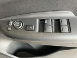 パワーウィンドウのスイッチですよ。運転席に居ながら窓を開け閉めのコントロールできます。