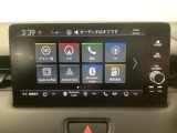 HondaCONNECT対応の便利なナビディスプレー。お持ちのスマートフォンと連携して、ナビやBluetoothでの音楽再生が可能です。デザインはもちろん、操作性も良好です。