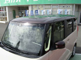 こちらのお車はツートンカラーでとってもおしゃれ♪天井とミラーはブラックカラーになっています。