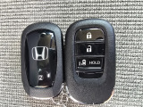 便利なスマートキー付き。キーを取り出さずにドアの施錠・解錠やエンジン始動が可能です。