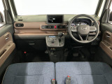 【インパネ】運転のしやすさを最優先に設計された見晴らしの良いフロントビュー。車両間隔が掴みやすく狭い道でも安心♪「安全」と「品質」を最優先に、安心してお乗りいただけるクルマを提供いたします。