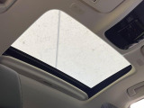 【サンルーフ】開放感たっぷりの希少装備、サンルーフが装着されています!車内に明かりを取り入れたり景色を楽しむ以外にも、車内の空気も簡単に換気できて快適です!