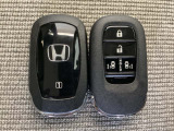 スマートキー付きですからドアロックの開閉およびエンジンスタートが楽々です。電動スライドドアの開け閉めもボタンで操作できます。スペアキーも同じものを用意しております。