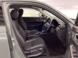 フロントは広々セパレートシート、運転席は、高さを調整できるハイトアジャスター付きです。