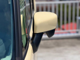 狭い駐車場でも安心。スイッチ操作だけでドアミラーの格納展開が可能。電動格納式リモコンドアミラー!