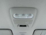 運転席の上に、手元を明るく照らすマップランプをご用意しております♪