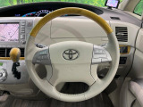 インテリアに合わせたデザインのステアリングは、運転される方のことも考え、運転しやすい形状、大きさです。是非一度、実際に触ってお確かめください。