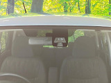 【三菱e-Assist】走行中に前方の車両等を認識し、衝突しそうな時は警報とブレーキで衝突回避と被害軽減をアシスト。より安全にドライブをお楽しみいただけます。
