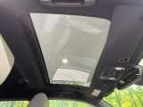 【パノラマルーフ】大型のガラスルーフ搭載で車内の解放感が一気にアップ!開放的なドライブをお楽しみいただけます。