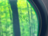 【ブラインドスポットモニター】走行中、ドアミラーの死角になりやすい箇所に後続車が接近するとサイドミラーのレンズに警告を表示!ドライバーに注意喚起をしてくれます。