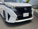白く光量が高いLEDヘッドライトです☆視認性の高いフォグランプも搭載しており、暗い夜道や、霧などで見えにくい時に視認性の役立ちます♪