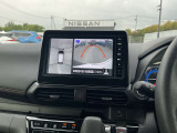 アラウンドビューモニターは4個のカメラを合成してまるで上から撮影した様な駐車場のどの位置にいるかとてもわかり易い機能です