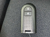 スマートキーをポケットやバッグに携帯していれば、キーを取り出すことなくドアハンドルを握り解錠、ドアハンドルのセンサーに触れるだけで施錠できます。