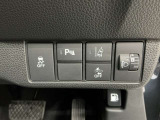 車がカーブの外側へ膨らんだり内側へ巻き込んだりする挙動を防止する横滑り防止装置、障害物センサー、万が一の時にあると心強いホンダセンシング機能-路外逸脱抑制機能・衝突軽減ブレーキ付きです!