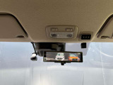 スマートルームミラーは室内の荷物などで後方の視界が遮られても、カメラの映像を直接ルームミラーに表示することができ、視界を確保できます。
