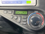 【オートエアコン】一度お好みの温度に設定すれば、車内の温度を検知し風量や温度を自動で調整。暑い&hellip;寒い&hellip;と何度もスイッチ操作をする必要はありません。快適な車内空間には必須の機能ですね♪