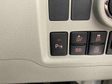 家族でクルマを運転する場合、擦ったりしないか心配ですね。コーナーセンサーも付いてますので、障害物が近づいたら、音で知らせてくれます。