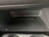 エンジン稼働中にQi規格に対応したスマートフォンなどを置くだけで、充電ができるワイヤレスチャージャーを搭載しています。