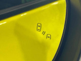 【ブラインドスポットモニター】走行中、ドアミラーの死角になりやすい箇所に後続車が接近するとサイドミラー付近に警告を表示、ドライバーに注意喚起をしてくれます。