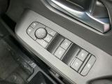 挟み込み防止機構付きパワーウインドウ、空気の入れ替えや料金所などで便利なワンタッチオート付き