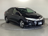 高効率なエンジンをモーターがアシストして走行中の燃費消費を抑えるハイブリッド。停車中もアイドリングストップにより燃費消費と排出ガスをなくします。
