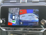 空から見下ろすような視点で、スムースな駐車と安全確認をサポートします。