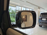 【ブラインドスポットモニター】車外の車をいち早く検知しドライバーに知らせるドライバーアシスト機能となっております。