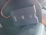 ETCももちろん搭載。いちいち料金所で停車する必要なんて当然ないです。スムーズにストレスなくドライブをお楽しみください。(※支払総額にセットアップ費用は含まれておりません。)