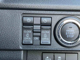 電動スライドドアは運転席横スイッチからも開閉できます。時計のボタンは『オープン予約機能』スイッチです。ボタンを押しておくとお戻りの際に、近づくだけで自動で開錠し自動でスライドドアがオープンします!