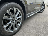車のデザインにマッチした、純正アルミホイール!