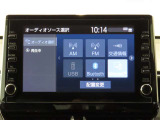 トヨタ純正ナビキットが取付済みディスプレイオーディオです。スマホを繋ぐ必要がなくナビ操作ができます。ラジオ・Bluetooth・USB対応。TV機能は別途、契約が必要となります。